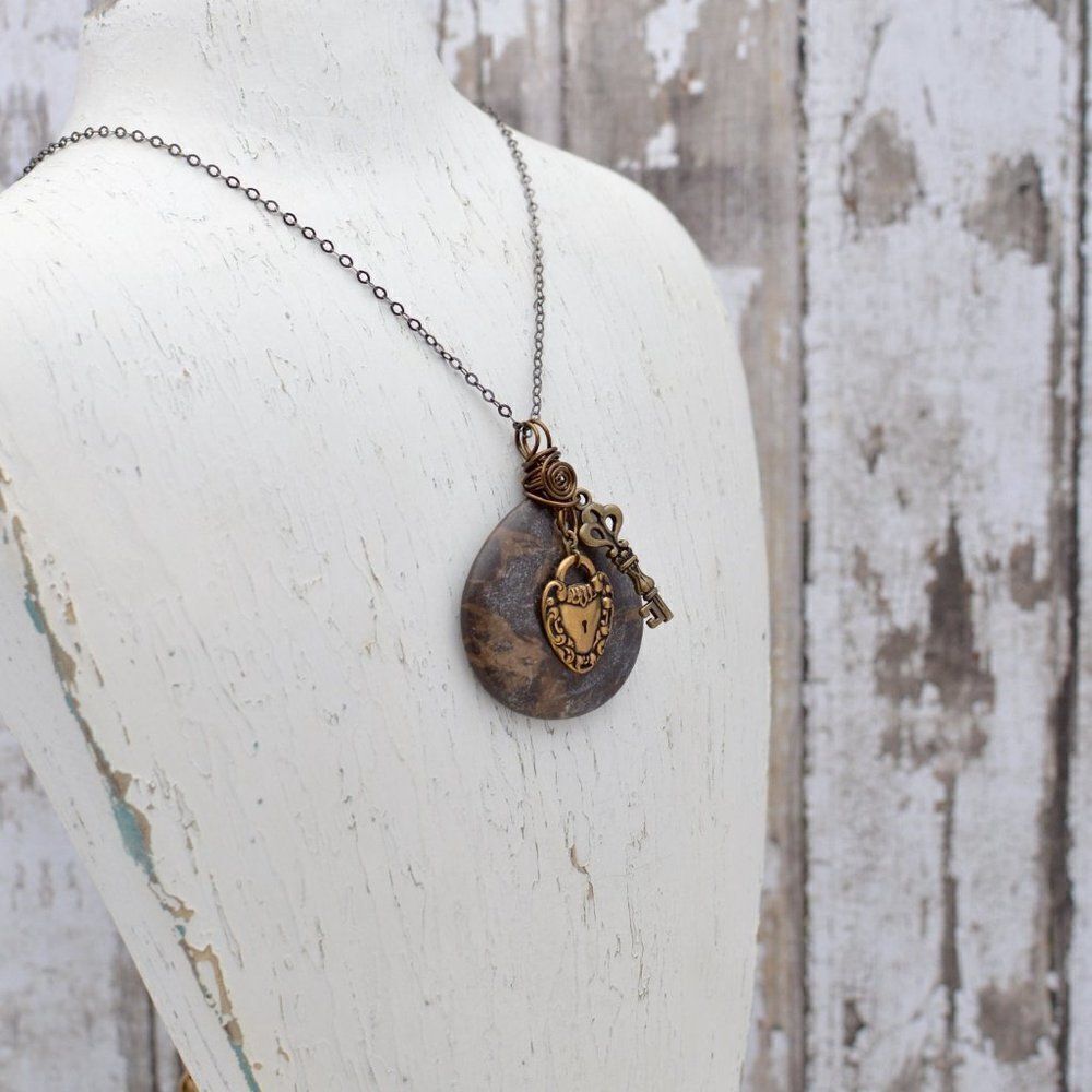 Portoro Marble Pendant Necklace with Vintage Lock - Picture 4 of 5